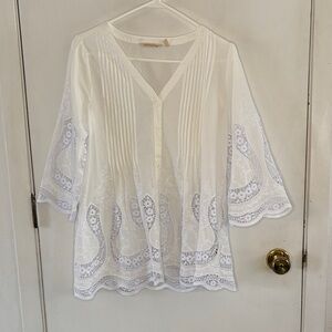 Soft Surroundings white v-neck pleated top with lace embroidery Size Medium
